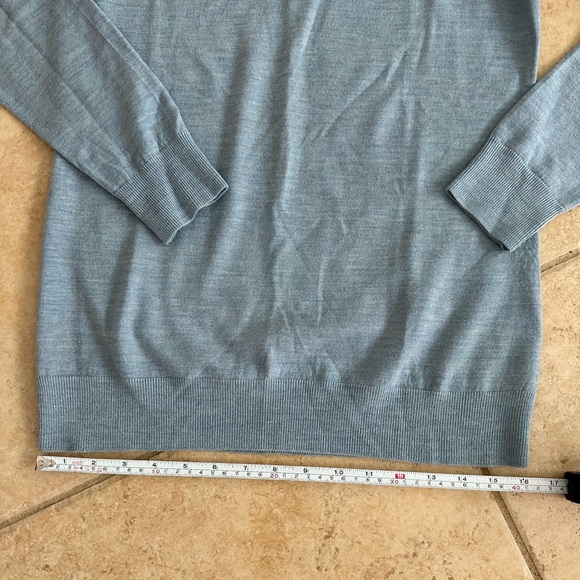 Women’s Banana Republic Superfine Merino Wool V-Neck Sweater - Medium - Picture 2 of 5